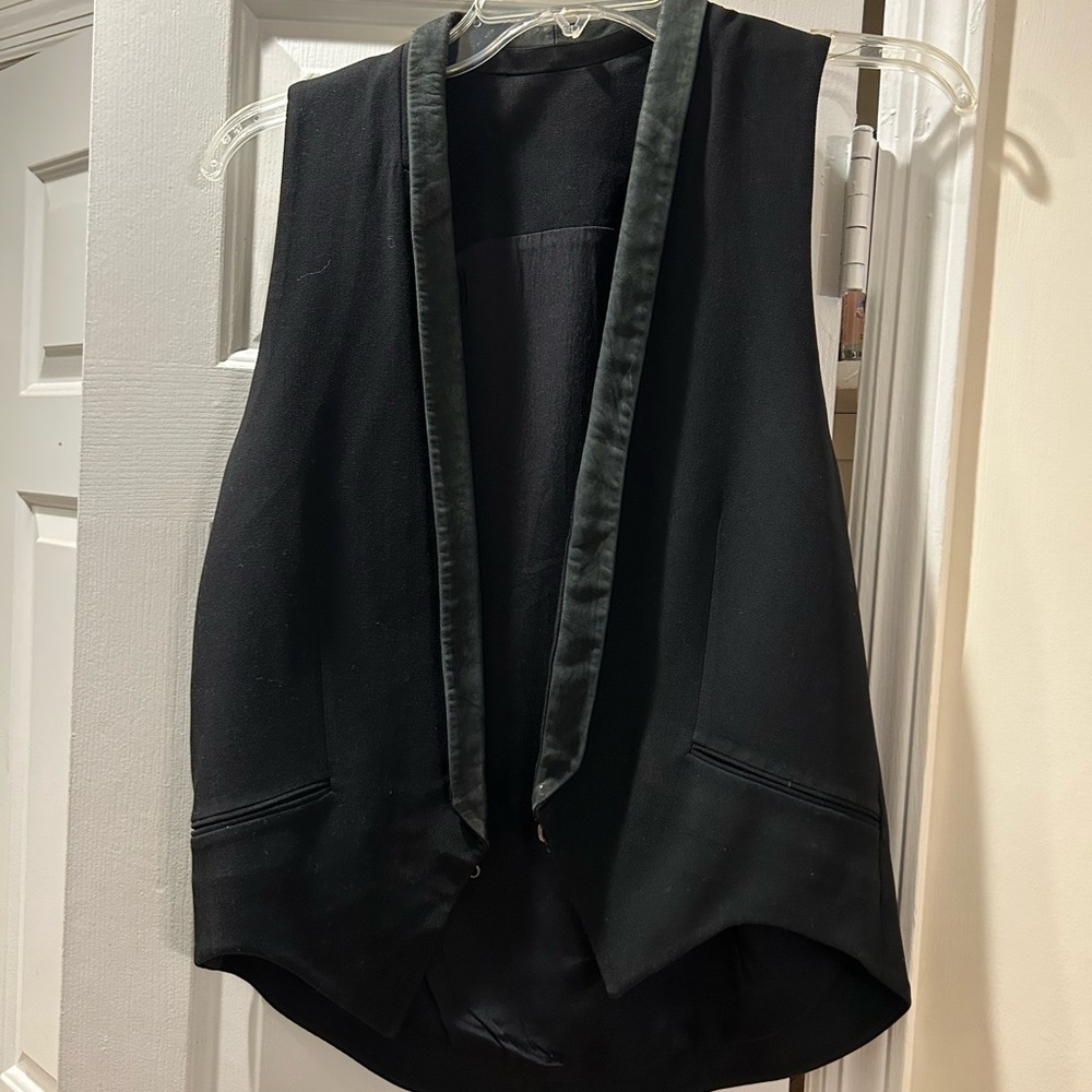 Helmut Lang Vest, dry cleaned and ready. Leather piping. Very flattering 🔥🤩🥰